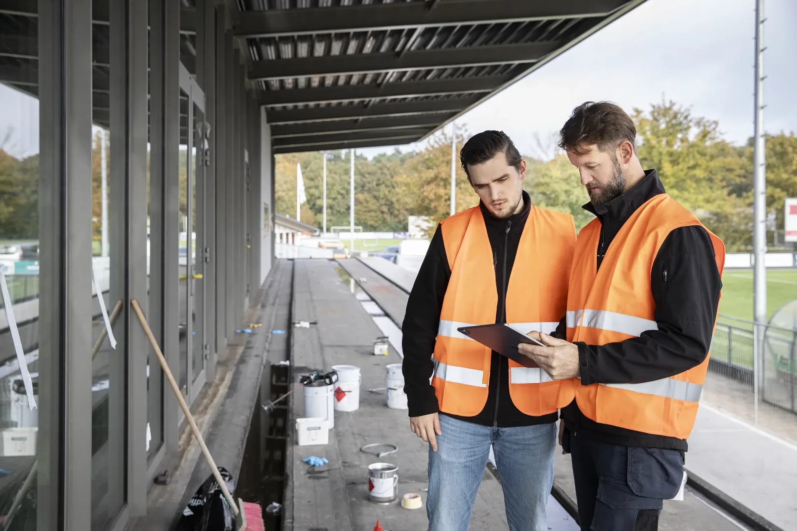 Bouwvakker aan het werk op een bouwproject